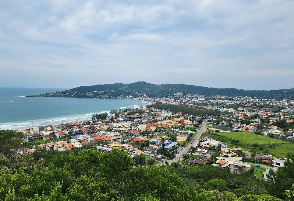 Vista do Mirante Leste sobre a cidade e a Praia Central de Garopaba (SC)