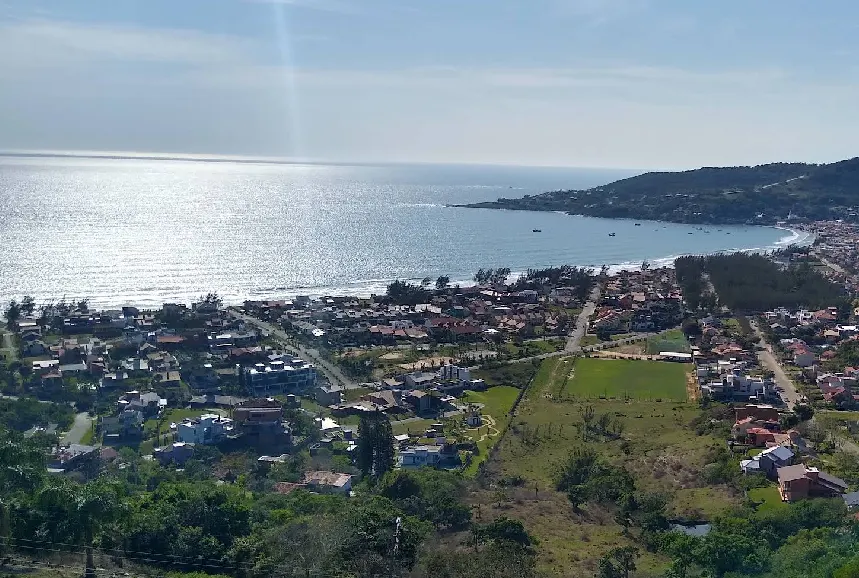 Vista do Mirante Morro das Antenas para a Praia Central e a enseada de Garopaba (SC)