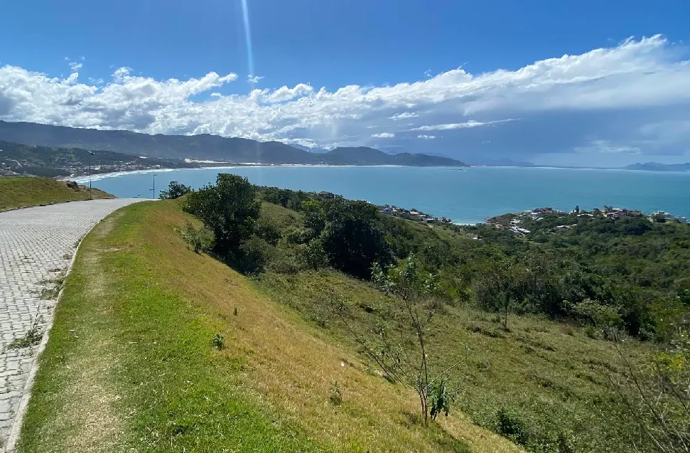 Estrada no alto do Morro da Silveira com vista para o mar e as praias de Garopaba (SC)