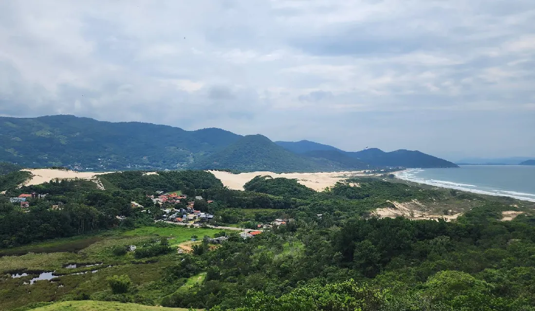 Vista do Mirante Norte para as dunas e a Praia do Siriú, em Garopaba (SC)