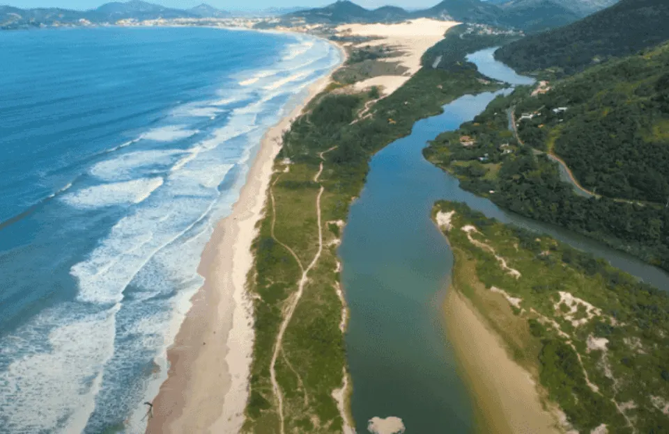 Praia do Siriú: Natureza Intocada e Aventura em Garopaba