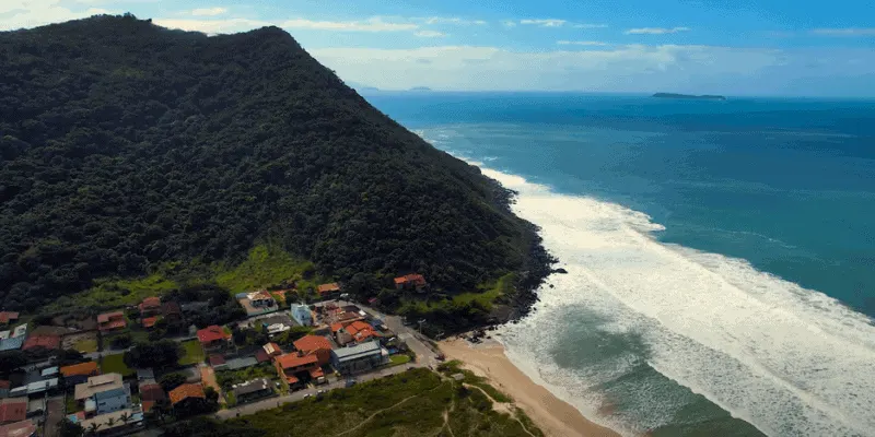 Faixa de areia da Praia do Siriú, em Garopaba (SC)