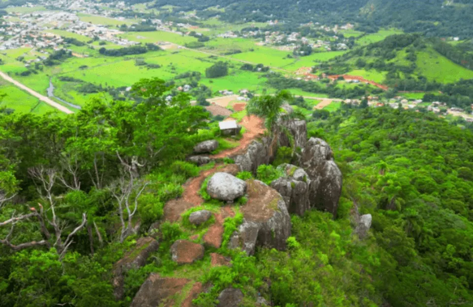 Trilha da Pedra Branca